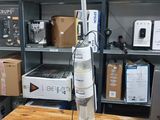 un aspirateur posé sur une table dans une pièce