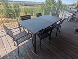une table et des chaises sur le balcon d'une maison