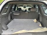 l'arrière d'une voiture dans laquelle se trouve un lit