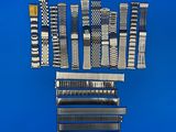 un assortiment de bandes métalliques de différents types sur fond bleu