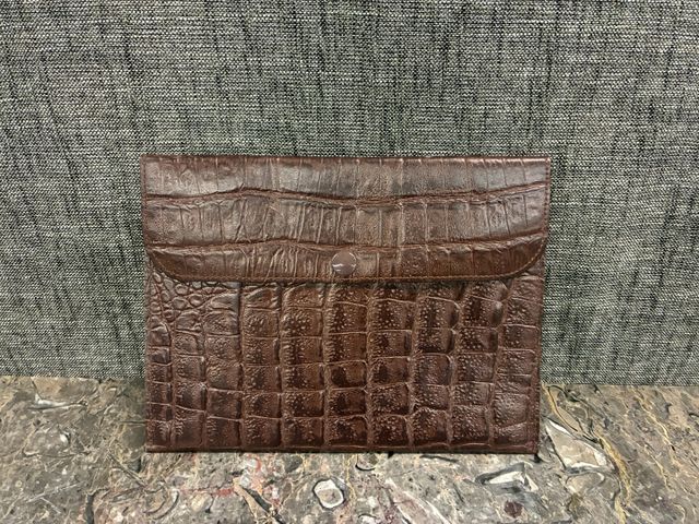Pochette en cuir croco marron. 20 X 27 cm 