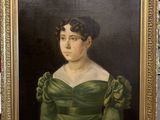 un tableau représentant une femme en robe verte, dans un cadre doré