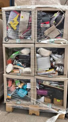 une pile de boîtes posées sur une palette