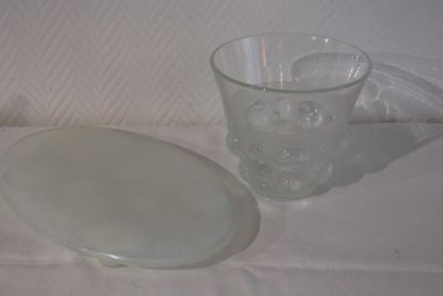 un verre avec un couvercle à côté d'un verre sur lequel est posé un couvercle