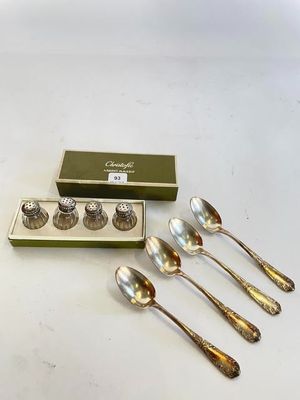 quatre cuillères en argent et un coffret contenant une salière et un poivrier