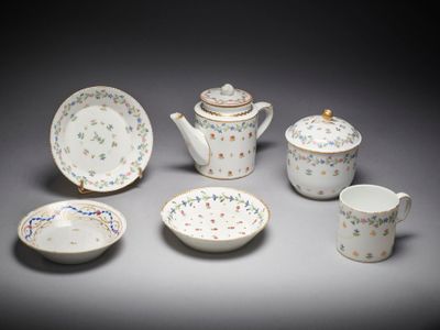 une image d'un groupe de plats, de tasses et de soucoupes en porcelaine