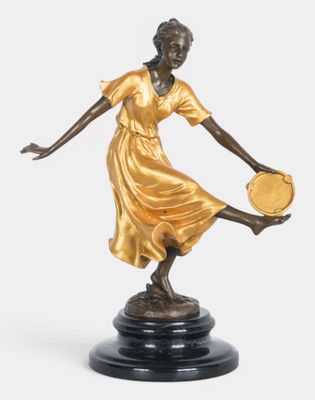 statue en bronze représentant une femme tenant un éventail, posée sur un socle noir