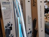 plusieurs cartons empilés les uns sur les autres dans un entrepôt