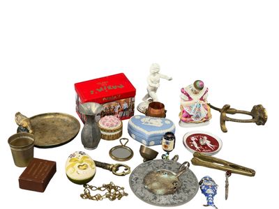 un grand nombre d'objets posés sur une surface blanche