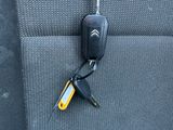une clé de voiture attachée au siège arrière d'une voiture
