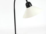 une image représentant une lampe de bureau en noir et blanc sur fond blanc