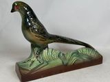 un oiseau perché sur un socle en bois