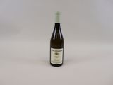 une bouteille de vin posée sur une table
