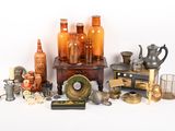 un grand nombre d'objets différents posés sur une table