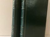 deux livres verts posés l'un sur l'autre sur une table