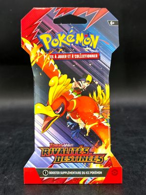 gros plan d'une boîte de cartes pokemon sur une table