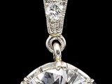 un gros plan d'un pendentif en diamant sur fond noir
