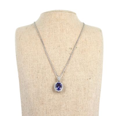Pendentif en or gris 750‰ et tanzanite ovale facettée dans u…