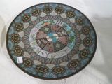 une assiette ornée d'un motif posée sur une table