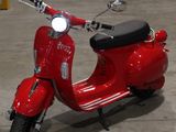 un scooter rouge garé dans un garage