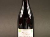 une bouteille de vin posée sur une table