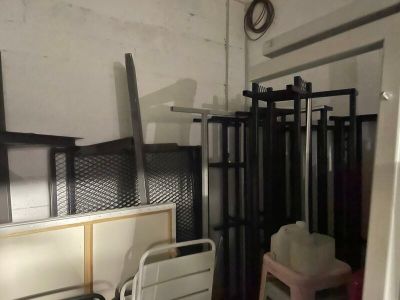 une pièce avec un lit et une chaise dedans
