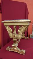 Table basse en bois doré, supports composés de cygnes aux ai… (photo 2)