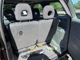 les sièges arrière d'une voiture dont le coffre est rempli d'objets