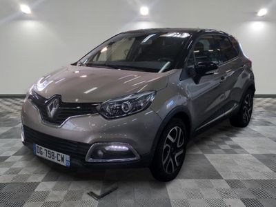 la voiture grise est garée sur un sol en damier dans le garage