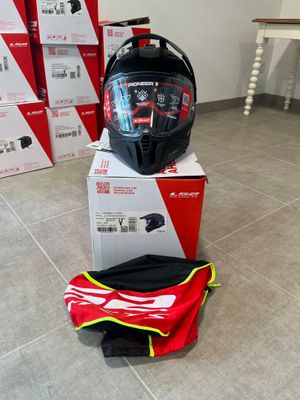 un casque posé sur une boîte posée par terre