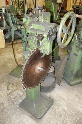 a picture of a machine that is sitting in a room