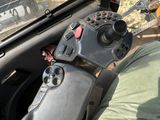 un homme assis au volant d'un véhicule