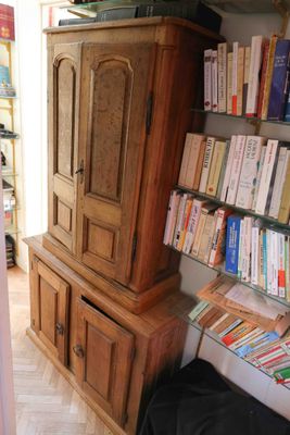 un grand meuble en bois dans le coin d'une pièce