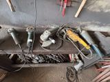 un tas d'outils posés sur une table