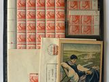 une photo d'une collection de timbres et d'enveloppes exposée