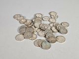 une pile de pièces d'argent sur une surface blanche