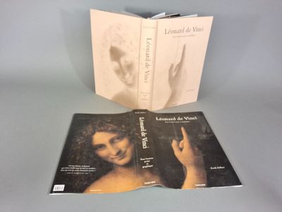 Le livre est ouvert et laisse apparaître la photo du visage et des mains d'une femme.