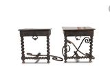 paire de tables d'appoint anciennes avec des pieds en fer forgé