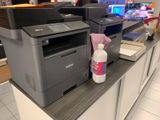 une photo d'une imprimante posée sur un comptoir dans un magasin