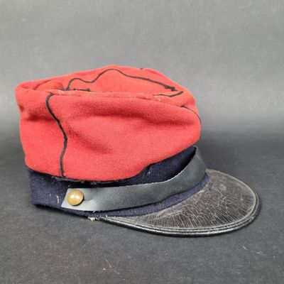 un chapeau rouge orné d'un ruban noir