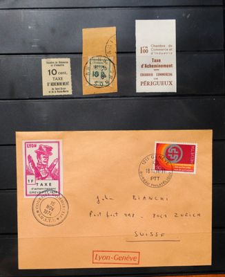 une photo d'une valise recouverte de nombreux timbres