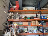 une pièce avec beaucoup d'objets sur les étagères