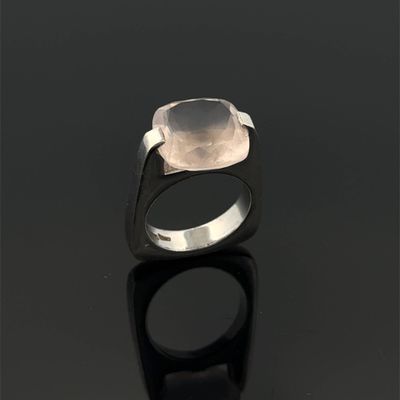 une bague en argent ornée d'un quartz rose au centre