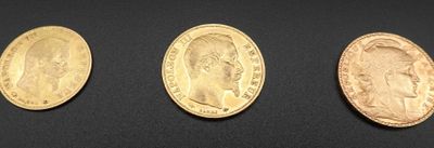 trois types différents de pièces d'or sur un fond noir
