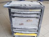 un chariot posé par terre dans le garage