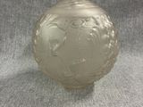 une boule de verre ornée d'un motif sur fond gris