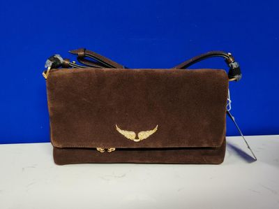 un sac à main en daim marron orné d'ailes dorées