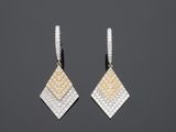 une paire de boucles d'oreilles en diamant sur fond noir