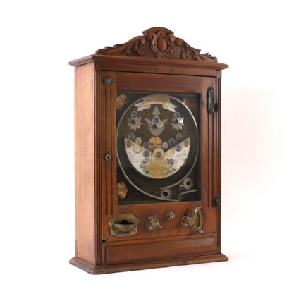 une horloge en bois exposée sur un fond blanc