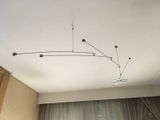 une lampe suspendue au plafond de la pièce